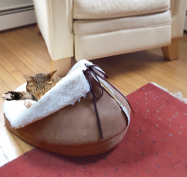 Slipper Bed in Mocha lifestyle shot